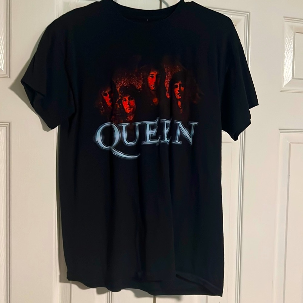 I’m selling a queen OFFICIAL MERCH shirt